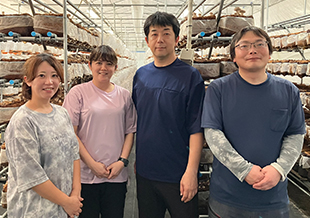 金賞を受賞した西会津しいたけ<br>ファームの中村 寛基、土田 杏子、星 宏幸